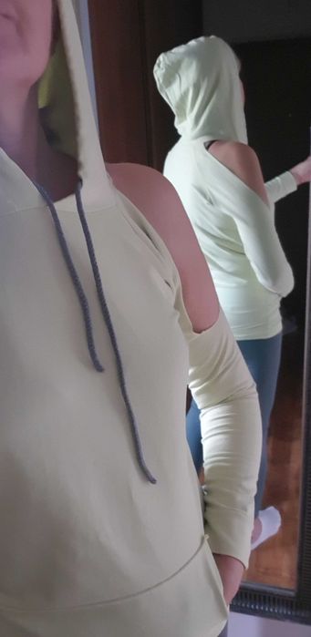 Bluza z kapturem i wyciecia na ramionach S/M