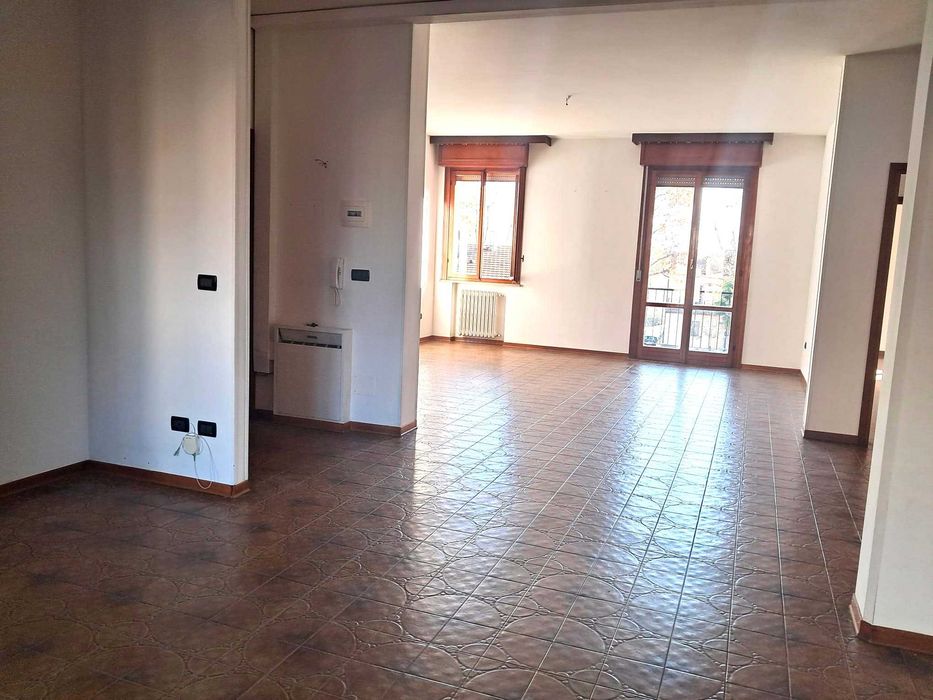 6 кімнат. квартира в елітному районі біля парку в місті Імола (Італія)