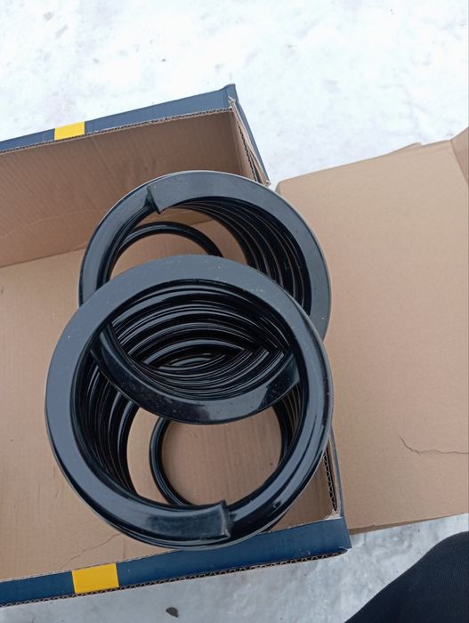 Продам задні пружину на toyota camry 40.50