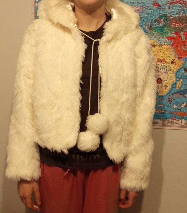 Sztuczne futerko krótkie z kapturem damskie