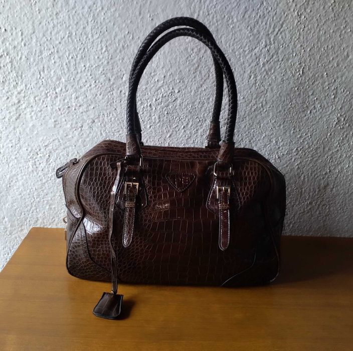 Carteira de senhora cor castanha boa qualidade nova