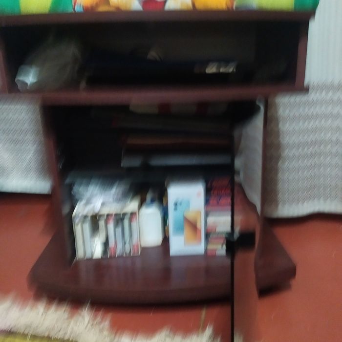 Продам столик - тумбу под телевизор.