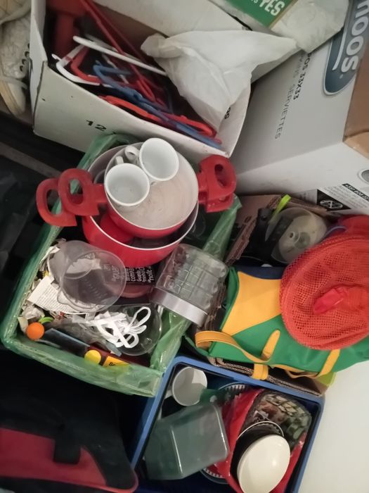 5 Caixas com coisas domésticas (pratos,copos,etc)