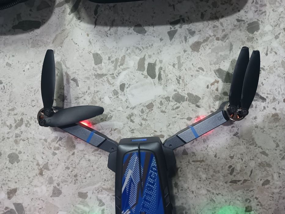 Дрон. Квадрокоптер TTROARDS TT19 LCD с бесщеточными моторами и пультом управления со встроенным экраном