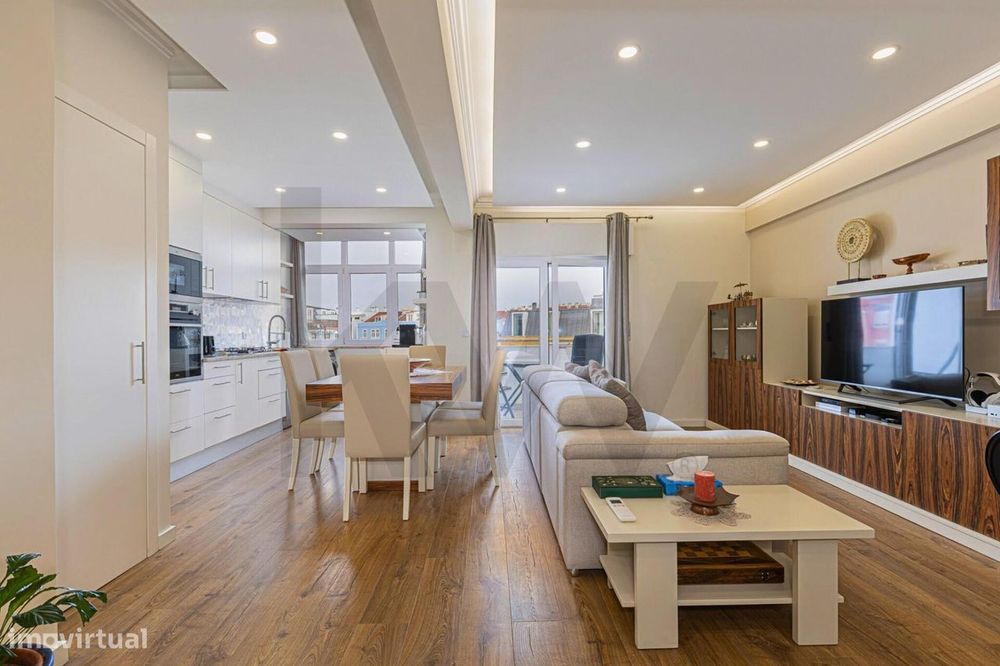 Apartamento T2 Renovado e com Varandas em Algés