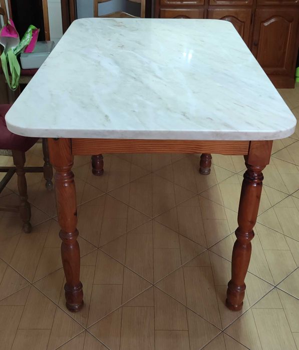 Mesa cozinha com tampo em pedra