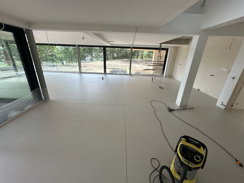 Mikrocement, posadzki z mikrocementu, poliuretan, epoksyd.