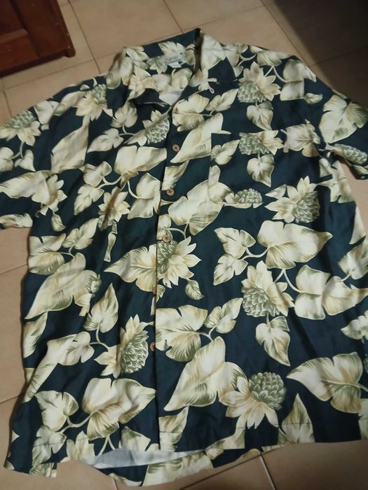 Camisa florida em seda de manga curta, em tons de azul marinho e bege, da Tommy Bahama