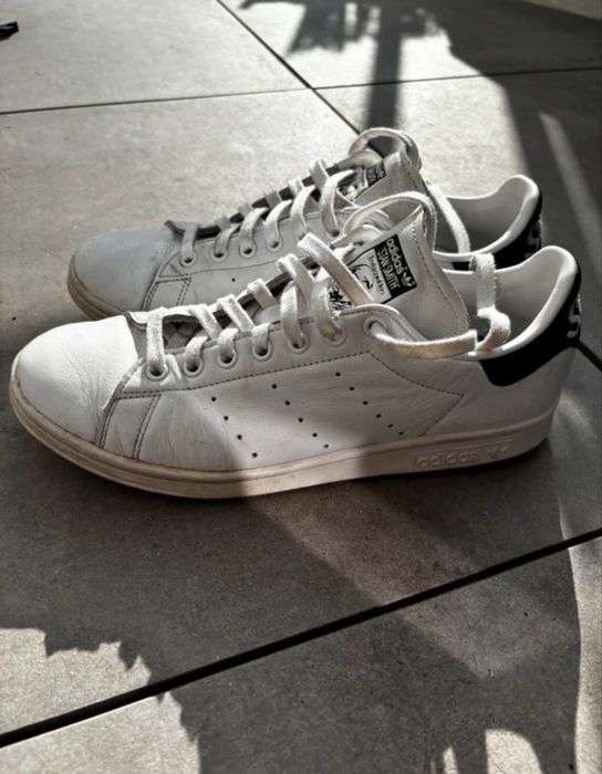 Adidas stan smith white black cursive heel