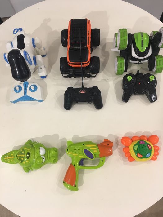 Игрушки на радиоуправленни и музыкальные.