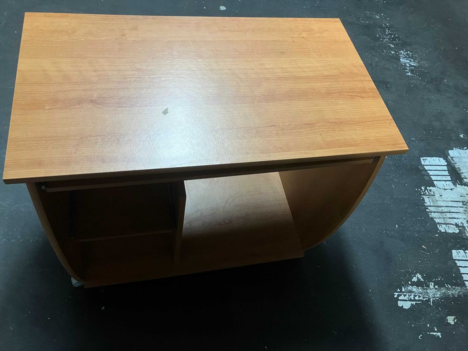 Secretária de madeira. Prática, com rodas e espaço para PC fixo.