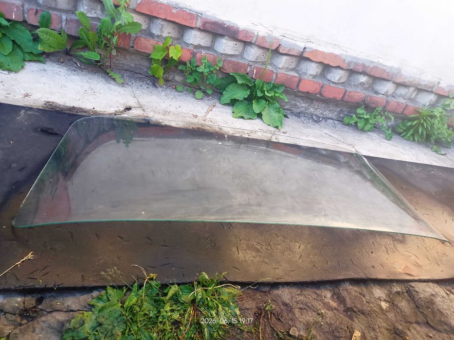 Лобове або заднє скло легкового автомобіля