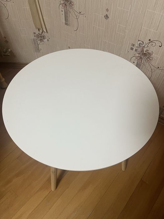 Білий журнальний столик