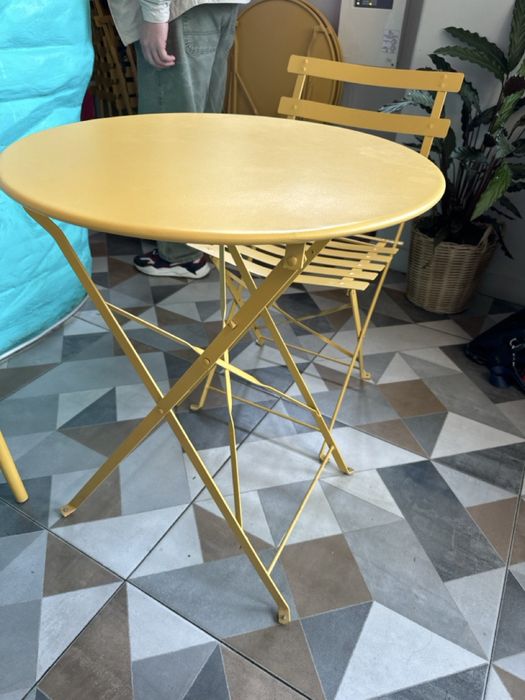 Mesa rotonda e 2 cadeiras