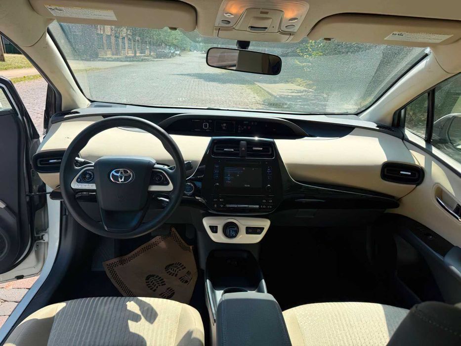 Toyota Prius Two      2016