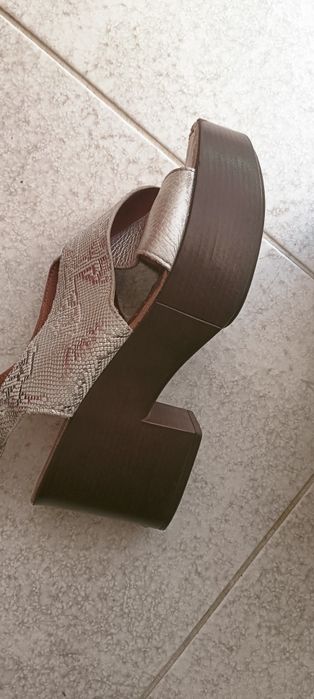 Sandálias compensadas