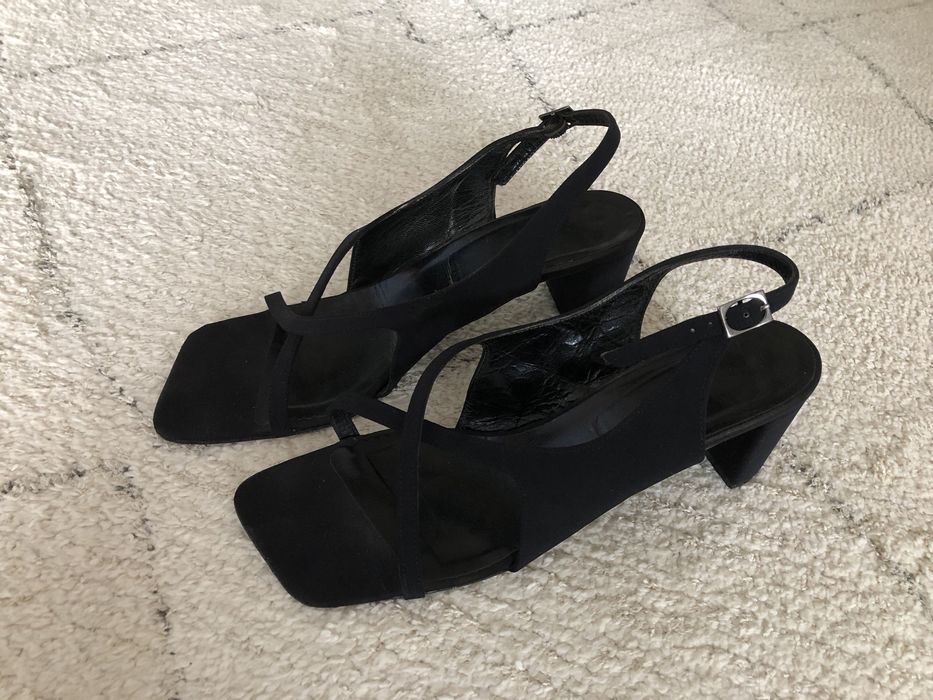 Sandałki na obcasie słupkowym