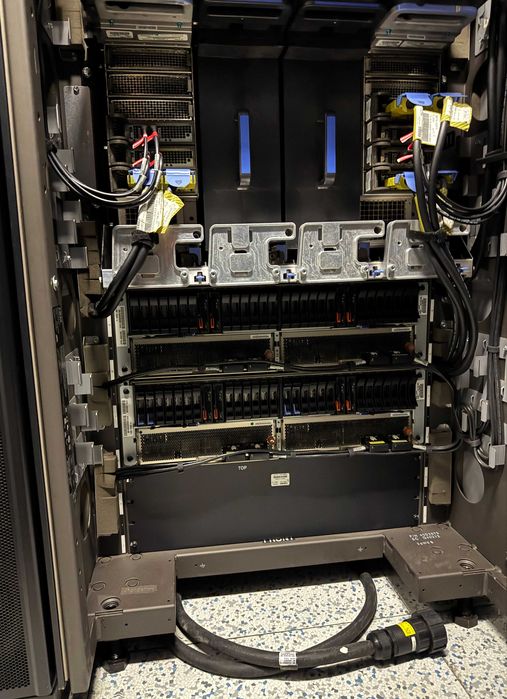 Величезний супер комп'ютер\сервер IBM POWER 795