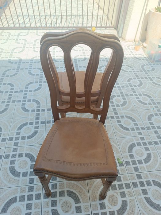 Duas cadeiras de madeira