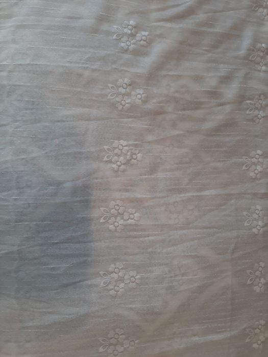 Vende se Cortinado inteiro cor branca com bordados de seda com flores