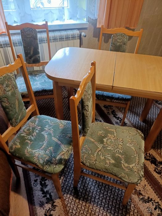 Stoł rozkładany i 4 krzesła