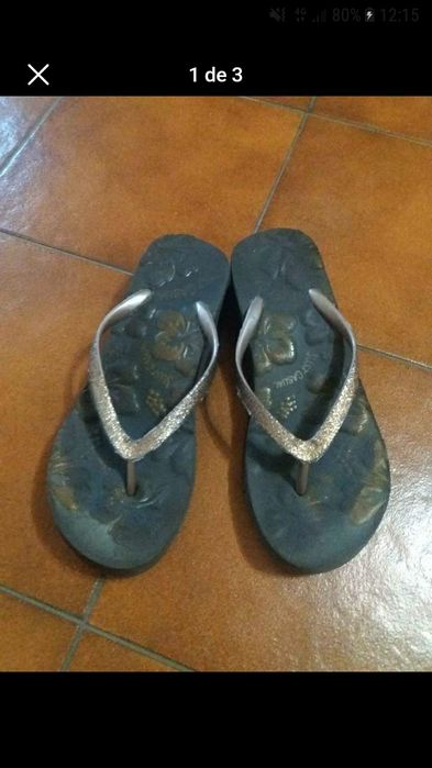 Chinelo de dedo de praia castanho com brilhantes