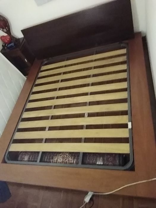 Vende-se cama de casal madeira maciça com colchão ou sem colchão