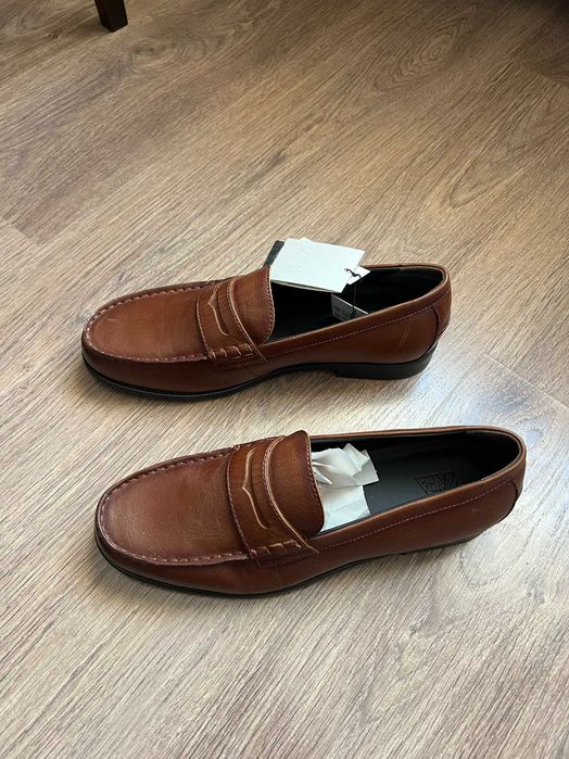 Шкіряні лофери з планкою ZARA (p 43)