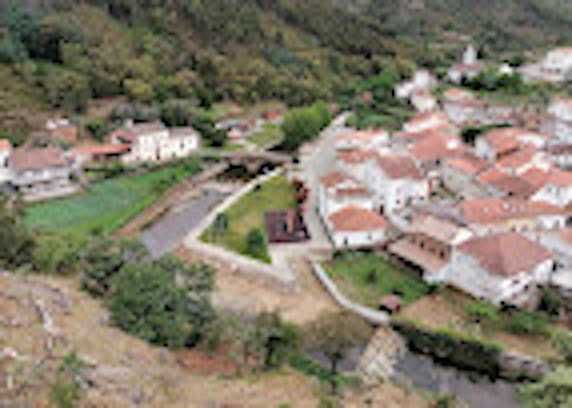 2 terrenos juntos       290m de margem de estrada nacional 344