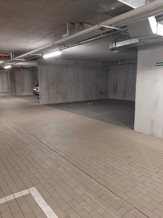 Miejsce postojowe w hali garażowej
