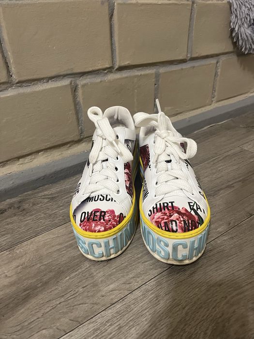 білі кросівки на платформі Love Moschino з графічним принтом.