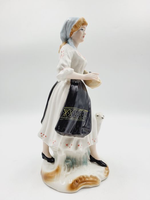 Piękna porcelanowa figurka pasterki