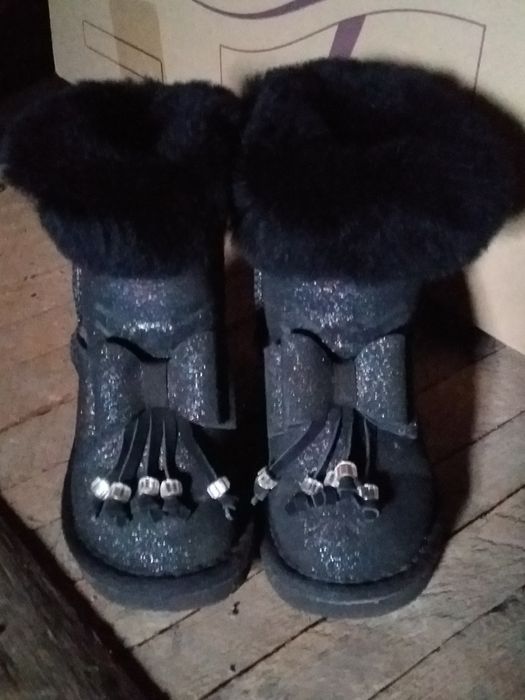 Продам зимові уггі  для дівчинки.