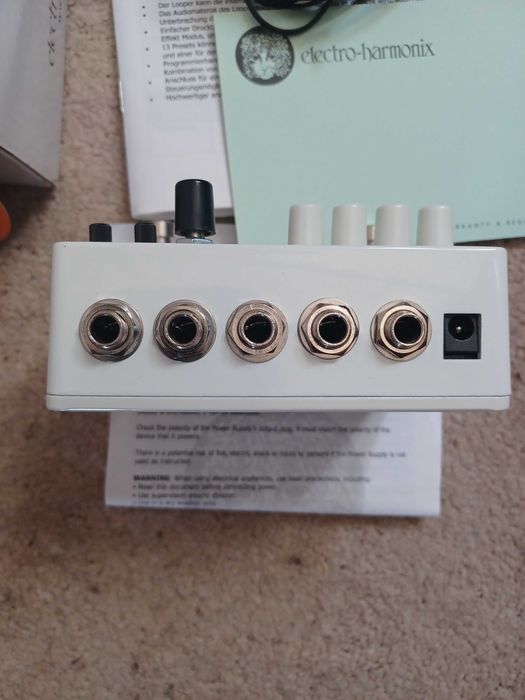 Pedal Delay/Looper Grand Cayon EHX  na caixa e com fonte alimentação