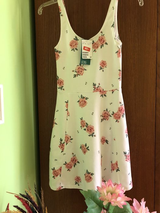 Biała sukienka w róże kwiaty na ramiączkach odkryte ramiona H&M XS/S