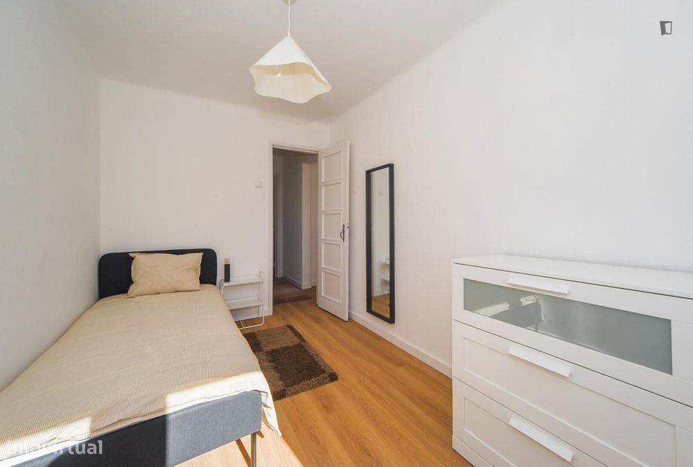 Quarto - localizado em Benfica Lisbon