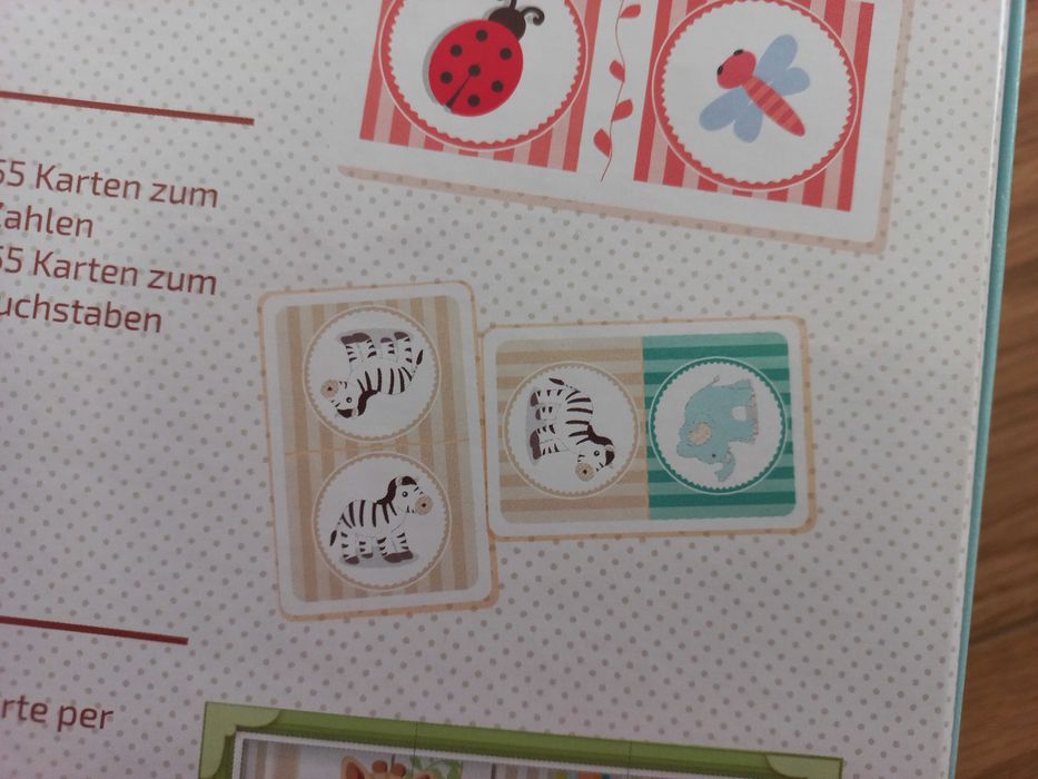 Caixa com diversos jogos da girafa sofia para criança