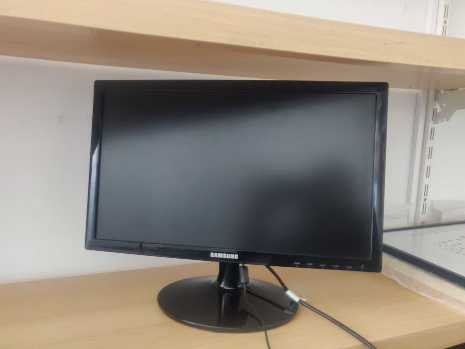 Monitor Samsung 19" LED (Modelo S19C300F) – Com Cabos Incluídos