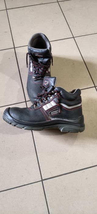 Взуття робоче з металевими носком