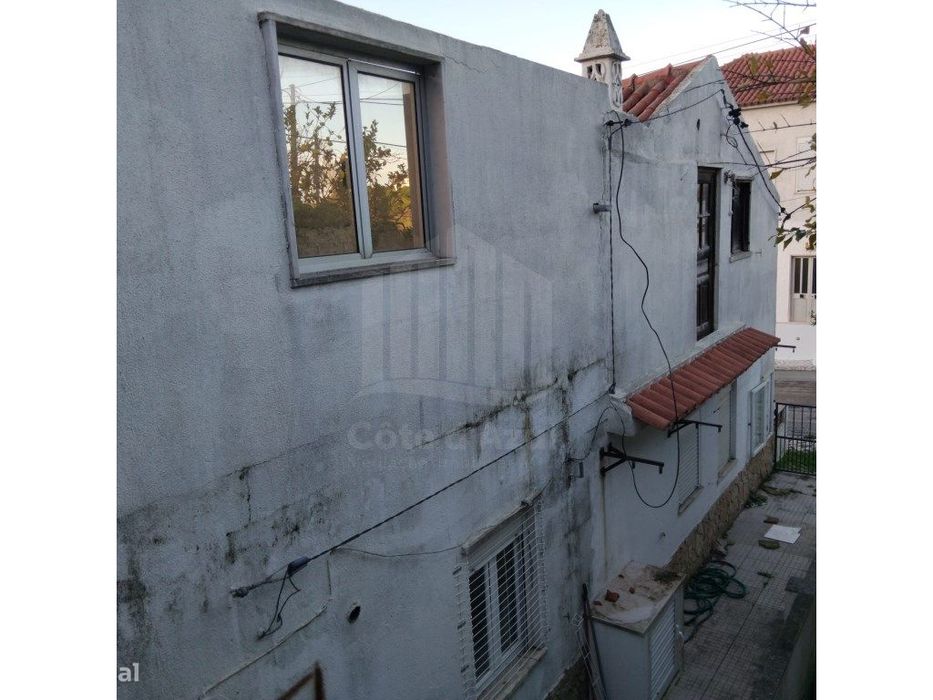 Prédio com 2 apartamentos para recuperar em Sesimbra, Castelo — Castelo (Sesimbra), Setúbal