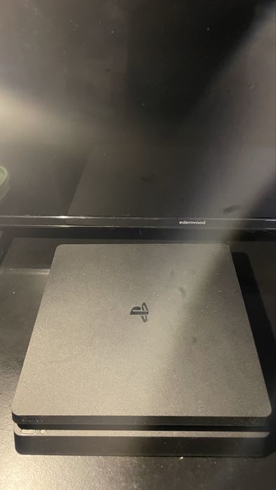 PlayStation 4 slim 1 TB
