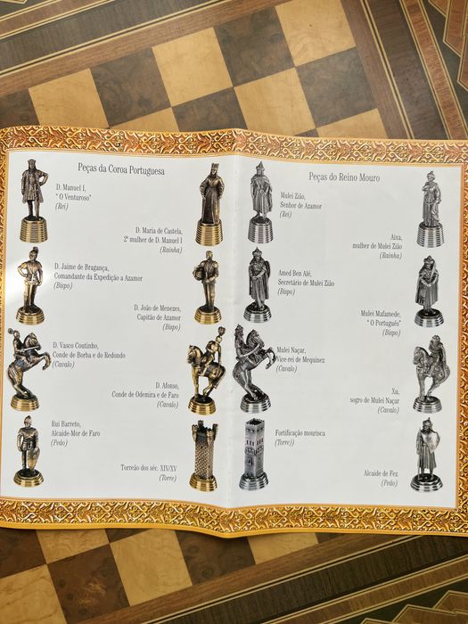 Mesa de xadrês com figuras em estanho e acabamentos em ouro e prata