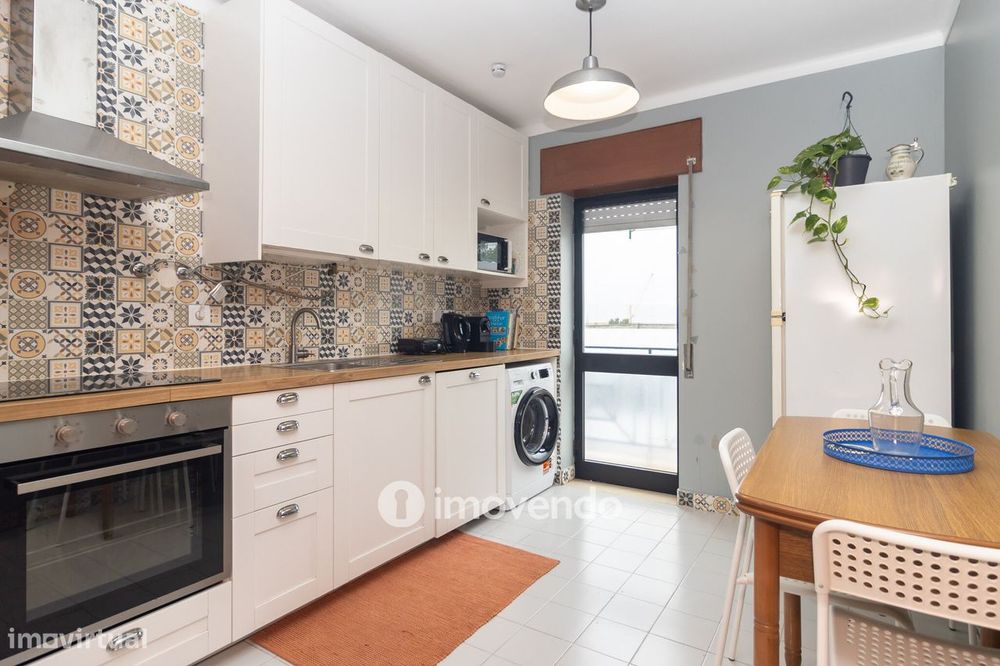 Apartamento T2 com áreas generosas e varanda, em Setúbal