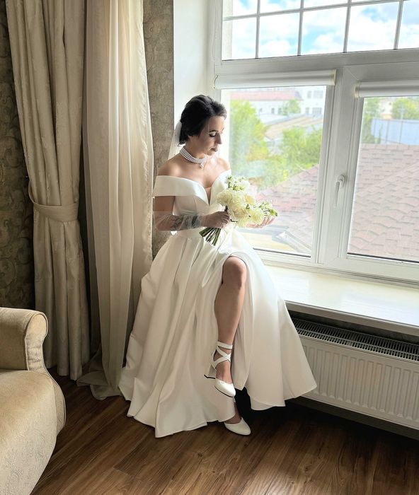 Мінімалістична весільна сукня з відкритими плечима і розрізом
