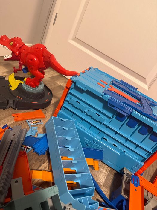 Hot Wheels T rex FTH77  Track Builder Mega Racing box, przenośne pudełko