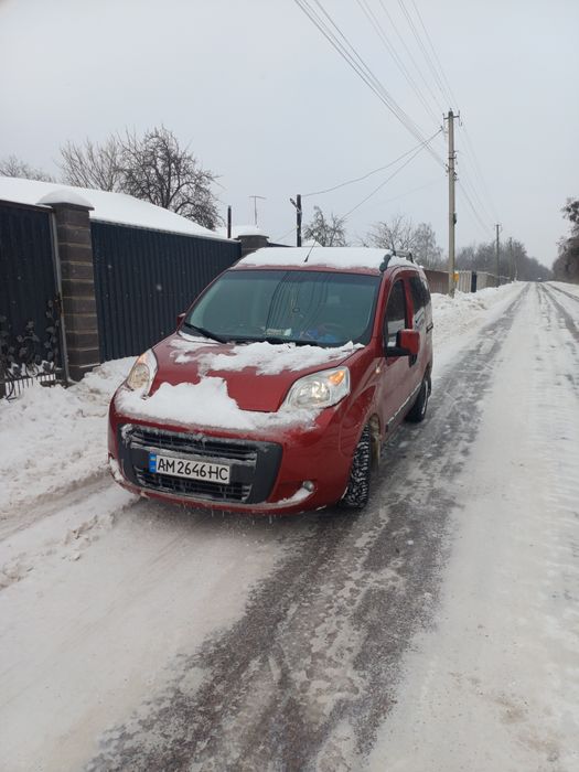 Продаю власний автомобіль фіат кюбо по автомобілю багато зроблен: замінено передніиі задні колодки;передні задні пружини,задні амортизатори,передній лівий шруз наружний і внутриній,стійки і втулки стабілізаторів,2 передніх підшипники ступічних,замінено передній радіатор кондиціонеру,замінено масло в моторі і КПП,замінено всі фільтра.Нова літня гума з комплектом зимньої гуми на металевих дисках з оригінальними ковпаками.По машині робити нічого не потрібно інші питання за номером телефону 38********22 я власник цього гарного автомобіля