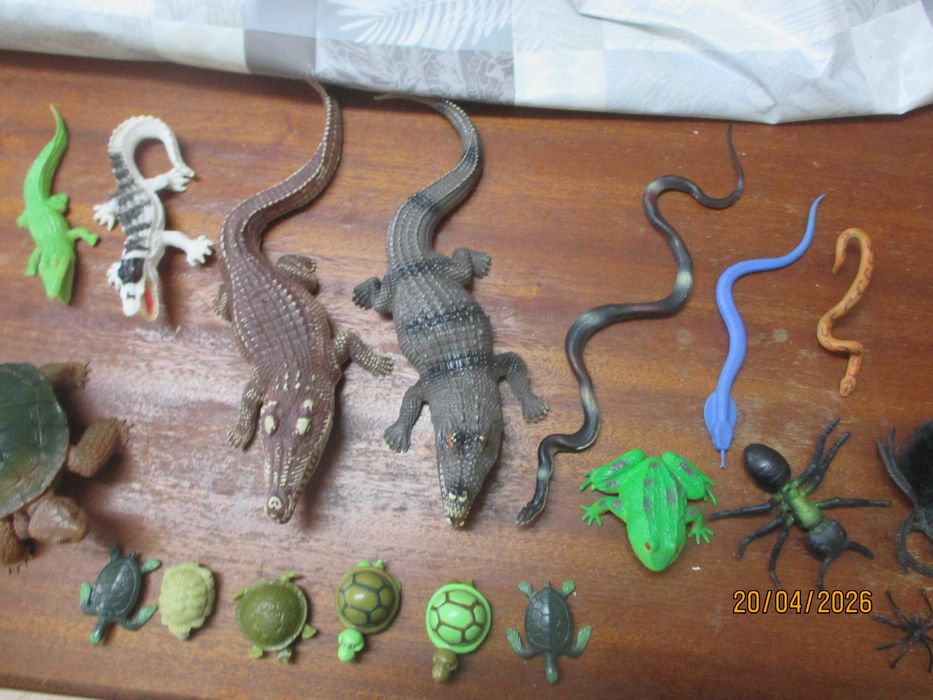 18 figuras de repteis e insectos