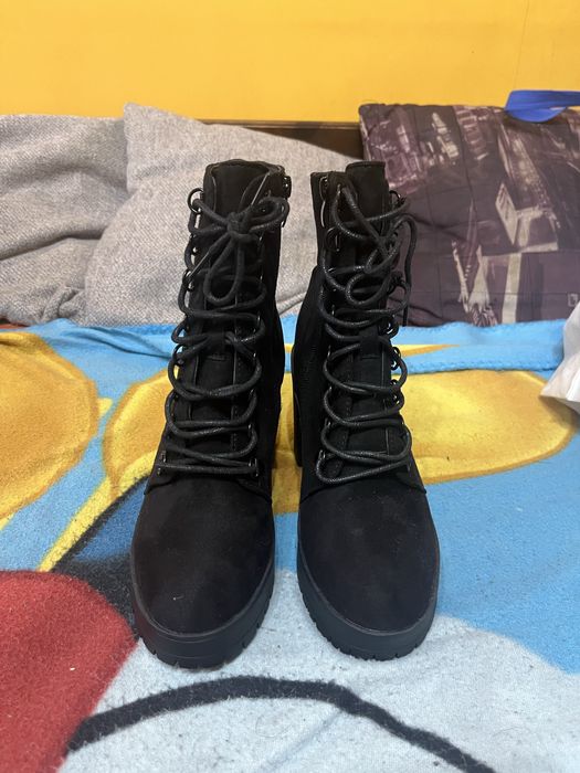 Sznurowane botki na obcasie 38