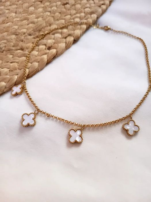 Colar Dourado com Flores Brancas