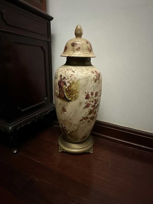 Potiche com Tampa  Figuras Japonesas e Flor de Cerejeira, Base Dourada